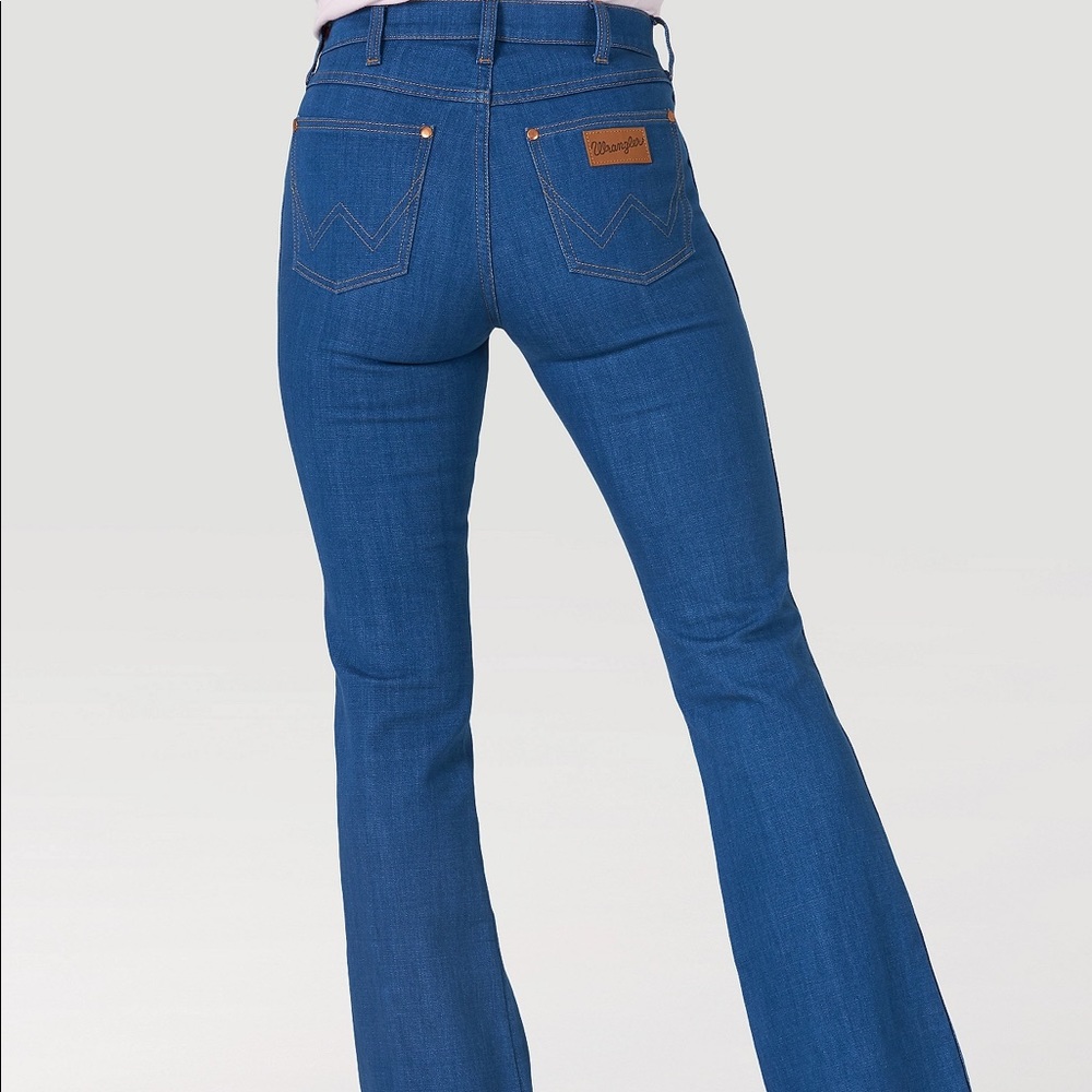 Wrangler EXAGGERATED BOOTCUT JEAN IN LOW DIP RINSE - Picture 3 of 11